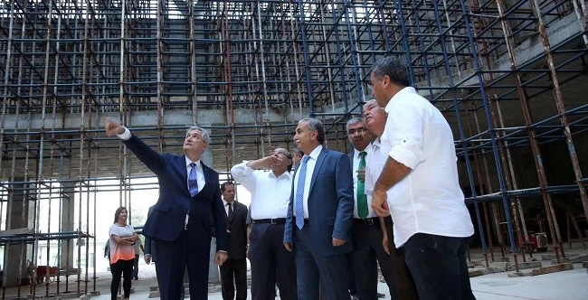 Camii İnşaatına Validen Destek Sözü