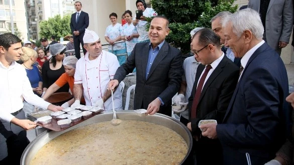 Sözlü Aşure Dağıttı