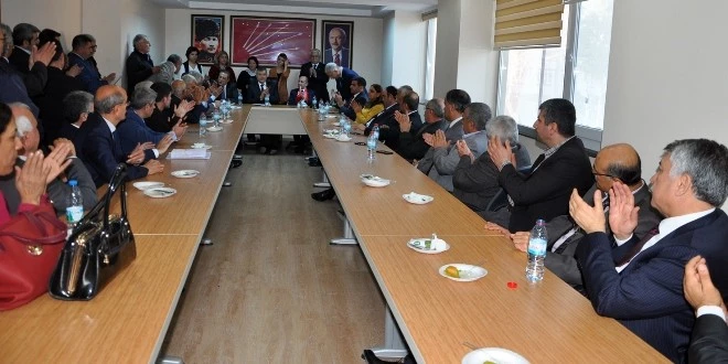 “Davutoğlu  başbakancılık oynuyor”