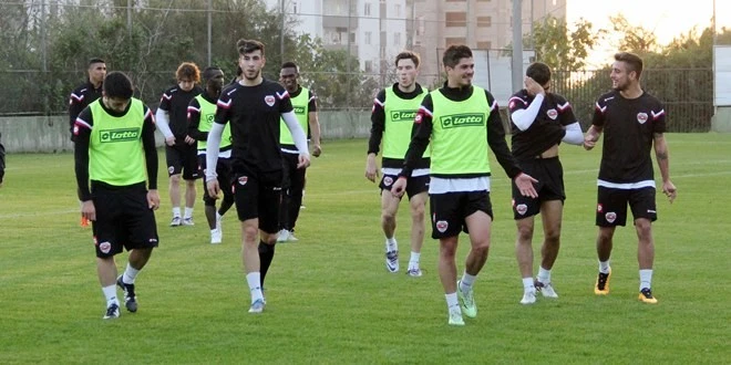 Lider Adanaspor top başı yapıyor