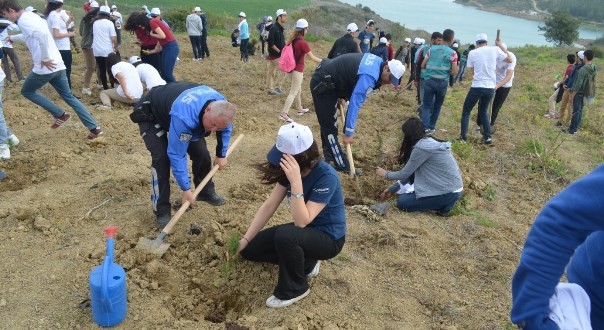 polisler_ogrencilerle_fidan_dikti (2)