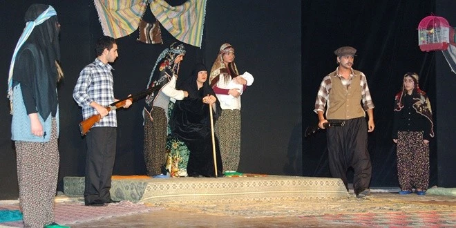 Liseli tiyatrocular sahnede