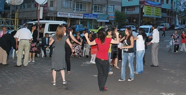 ADANA’DA SOKAK’TA DÜĞÜN-NİŞAN YASAKLANDI