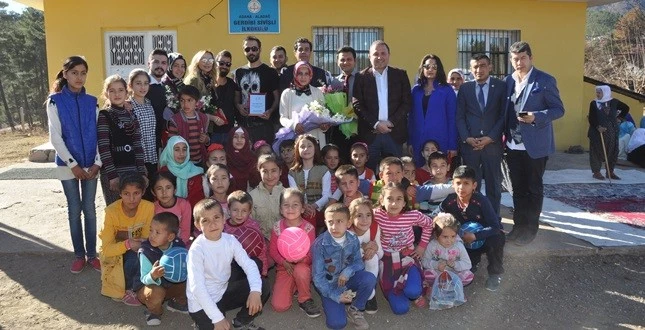 KÖYDE ÖĞRENCİLERE MUTLULUK DAĞITTILAR