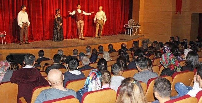 KOZAN’DA KÖY OKULLARI TİYATROYLA BULUŞUYOR