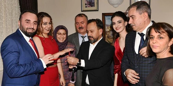 NİŞAN YÜZÜKLERİNİ BİLAL ULUDAĞ TAKTI