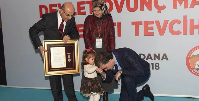 ŞEHİT AİLELERİ VE GAZİLERE DEVLET ÖVÜNÇ MADALYASI