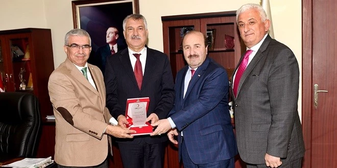 KIZILAY’DAN KARALAR’A PLAKET