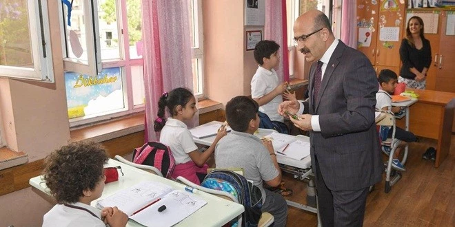 VALİ ÖĞRENCİLERE KURU ÜZÜM DAĞITTI