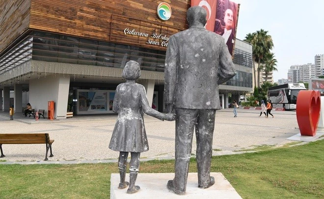 ÇUKUROVA’DA ATATÜRK BÜSTÜNE ÇİRKİN SALDIRI