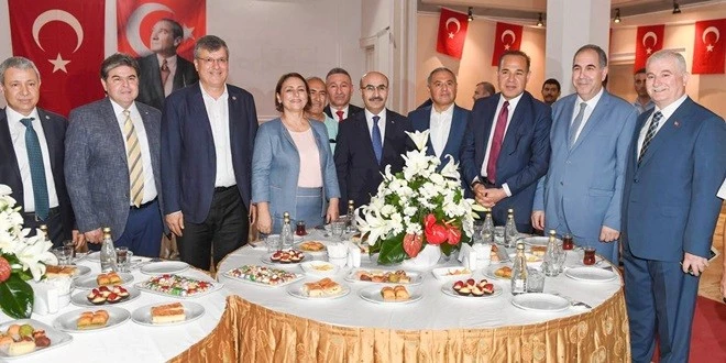 ADANA’DA BAYRAMLAŞMADA KİMLER VARDI!