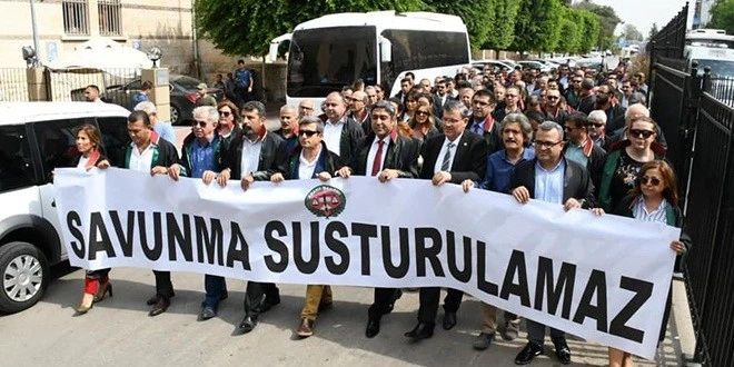 AVUKATLAR CÜBBELERİ İLE PROTESTO YÜRÜYÜŞÜ EYLEMİNDE