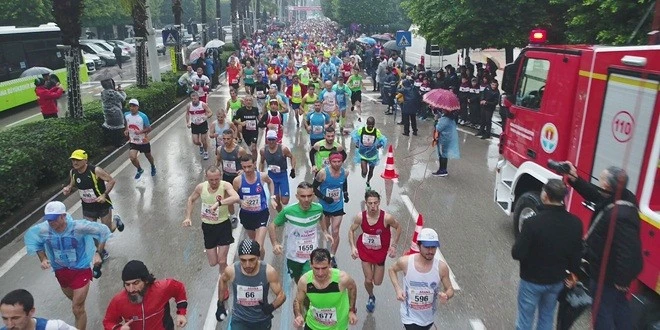 KURTULUŞ MARATONUNDA KENYALI ATLETLER ŞAMPİYON