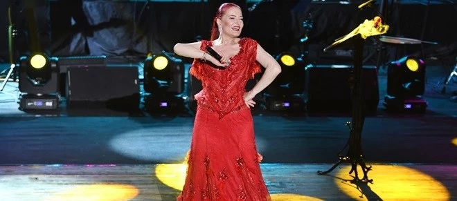 CANDAN ERÇETİN’DEN SAHNEDE YALIN AYAK DANS