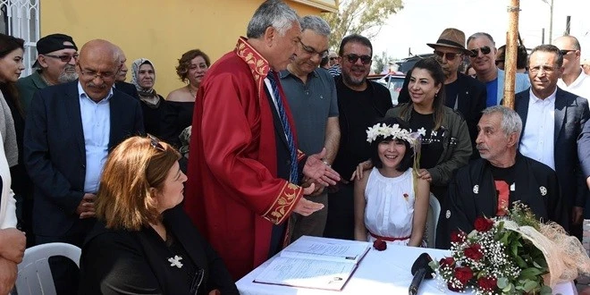 RIZA AKIN KARNAVALDA EVLENDİ