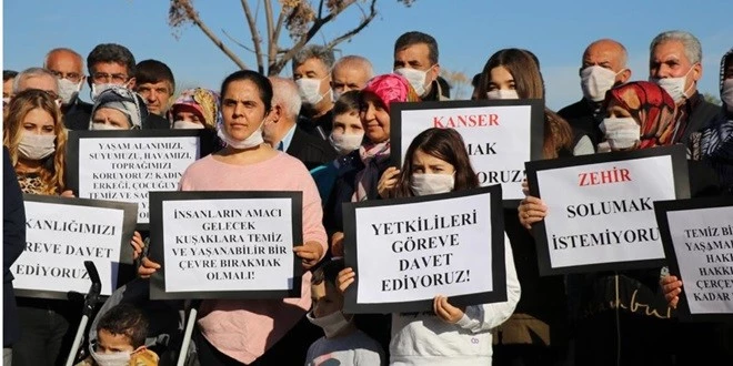 ÇÖPLÜĞÜ MASKE TAKARAK PROTESTO ETTİLER