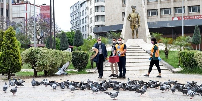 AKAY, GÜVERCİNLERİ BESLEDİ, MARKETLERDE MASKE DAĞITTI