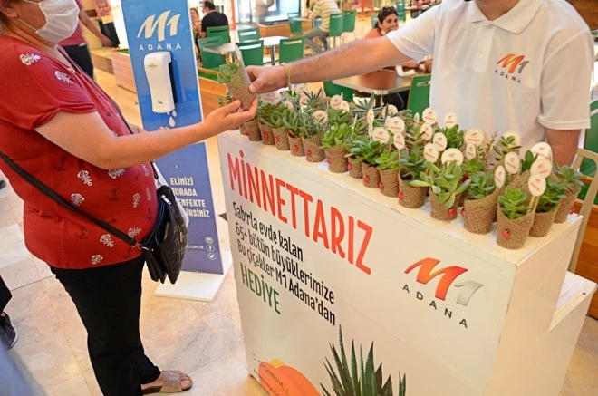 M1 ADANA’DAN 65 YAŞ VE ÜZERİ BÜYÜKLERİMİZE ‘MİNNETTARIZ’ HEDİYESİ