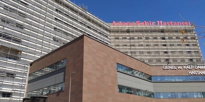 ADANA ŞEHİR HASTANESİ BOYANIYOR