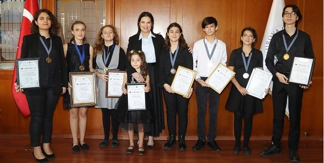 ÇÜ’NİN ÖDÜLLÜ ÖĞRENCİLERİ