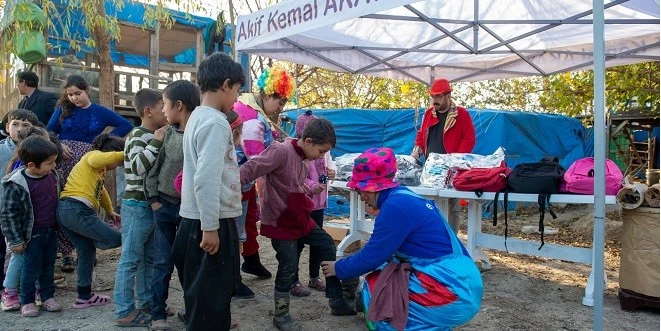 SEYHAN’DA ‘MAVİ EKİPLER’ MUTLULUK DAĞITIYOR