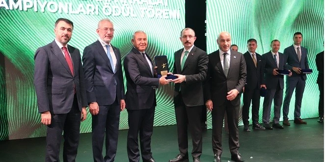 ADANA’DAN EN FAZLA İHRACAT YAPAN FİRMAYA PLAKET