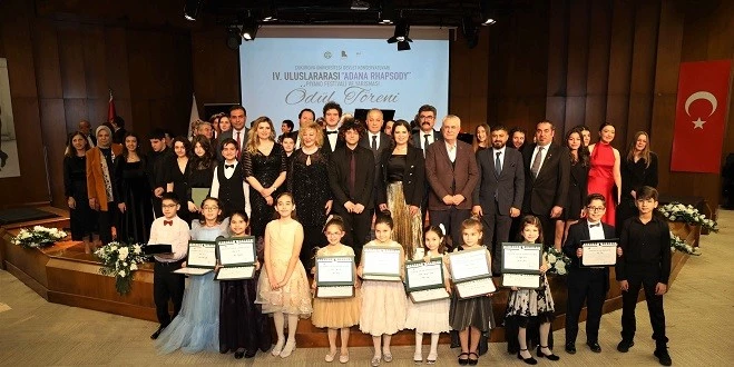 ÇÜ 50. YIL ÖZEL ÖDÜLÜ DEVLET SANATÇISI GÜLSİN ONAY’A