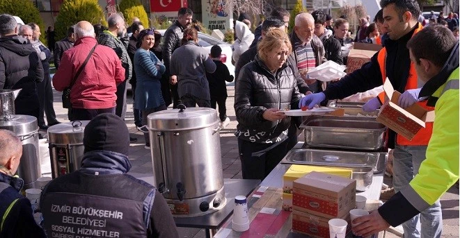 ADANA’DA DEPREMZEDELERE SICAK YEMEK