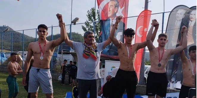 <strong>CEYHANLI GÜREŞÇİLERDEN 8 MADALYA</strong>