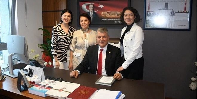 AİLESİYLE GELDİ, KIZLARI ROZET TAKTI
