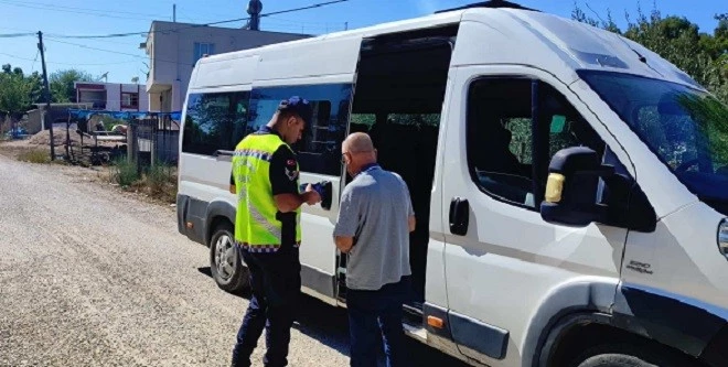 JANDARMA EKİPLERİ OKUL SERVİS ARAÇ KONTROLÜNDE