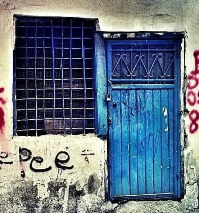 NENEMİN MAVİ KAPILI EVİ